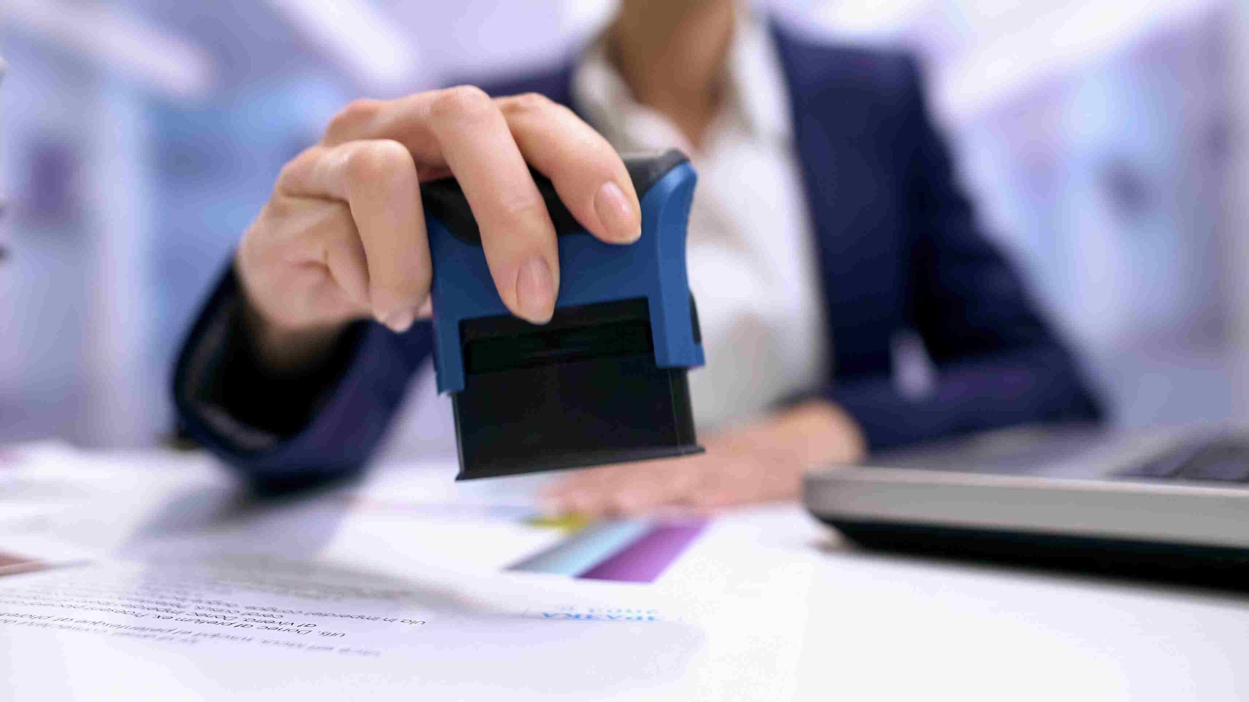 Overa dokumenta pečatom u kancelarijskom okruženju