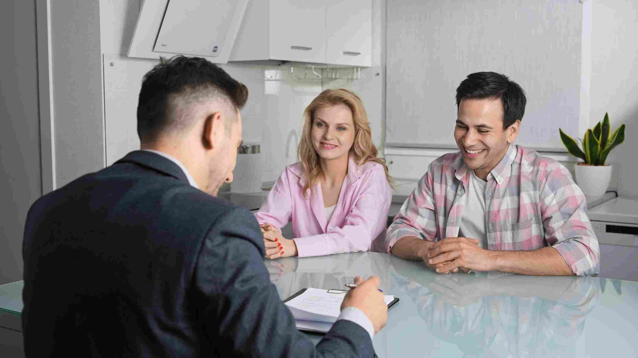 Par sa pravnim savetnikom tokom pregleda i potpisivanja ugovora