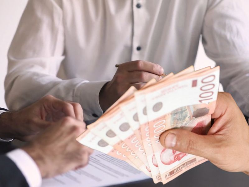 osoba kod notara overava dokumentaciju