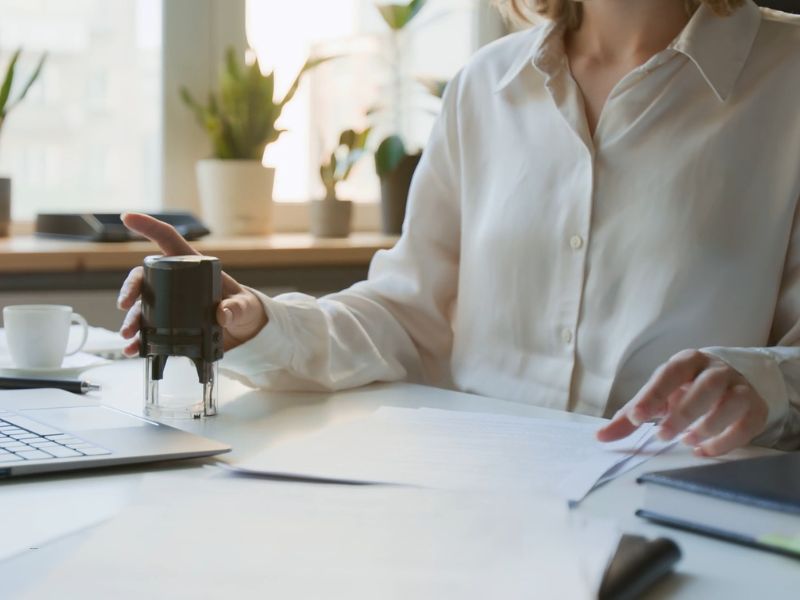 javni beležnik overava dokument