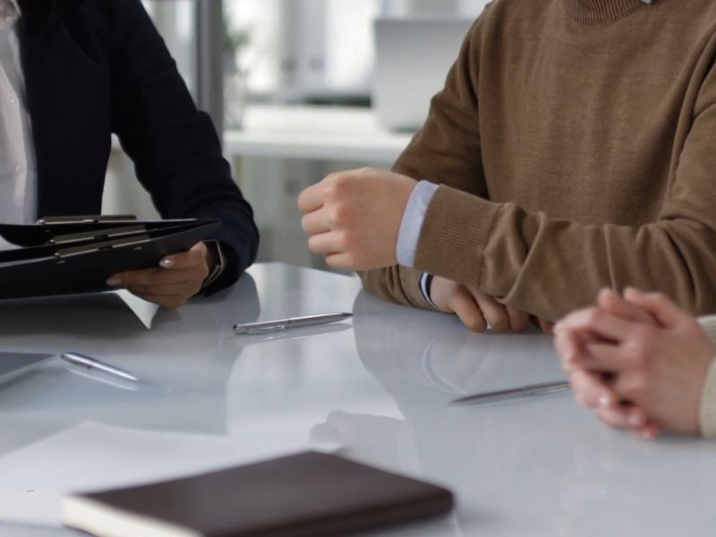 dve osobe na konsultacijama kod javnog beležnika