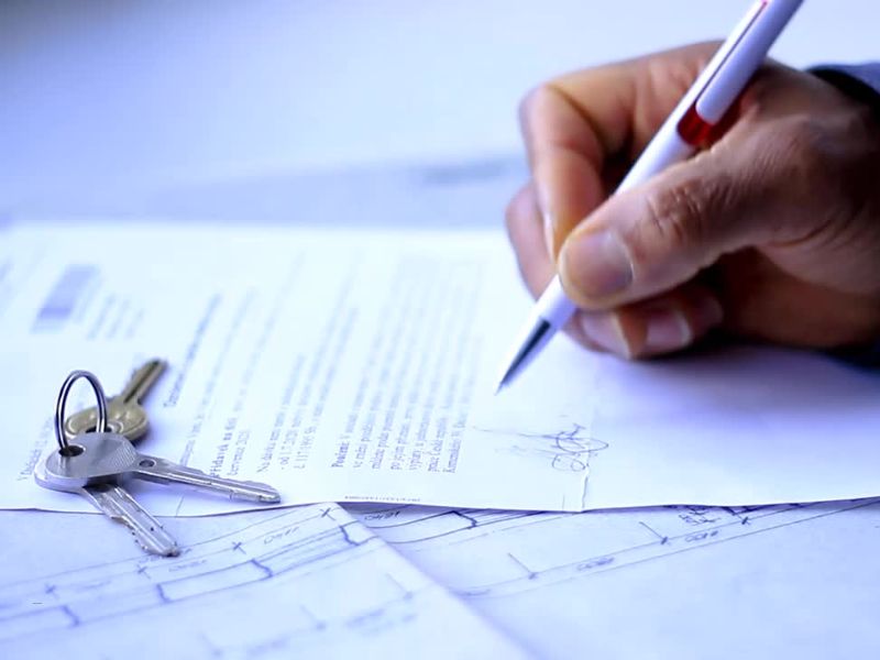 osoba potpisuje kupoprodajni ugovor