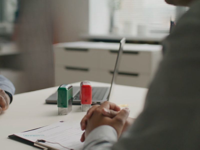 osoba kod javnog beležnika overava dokumente