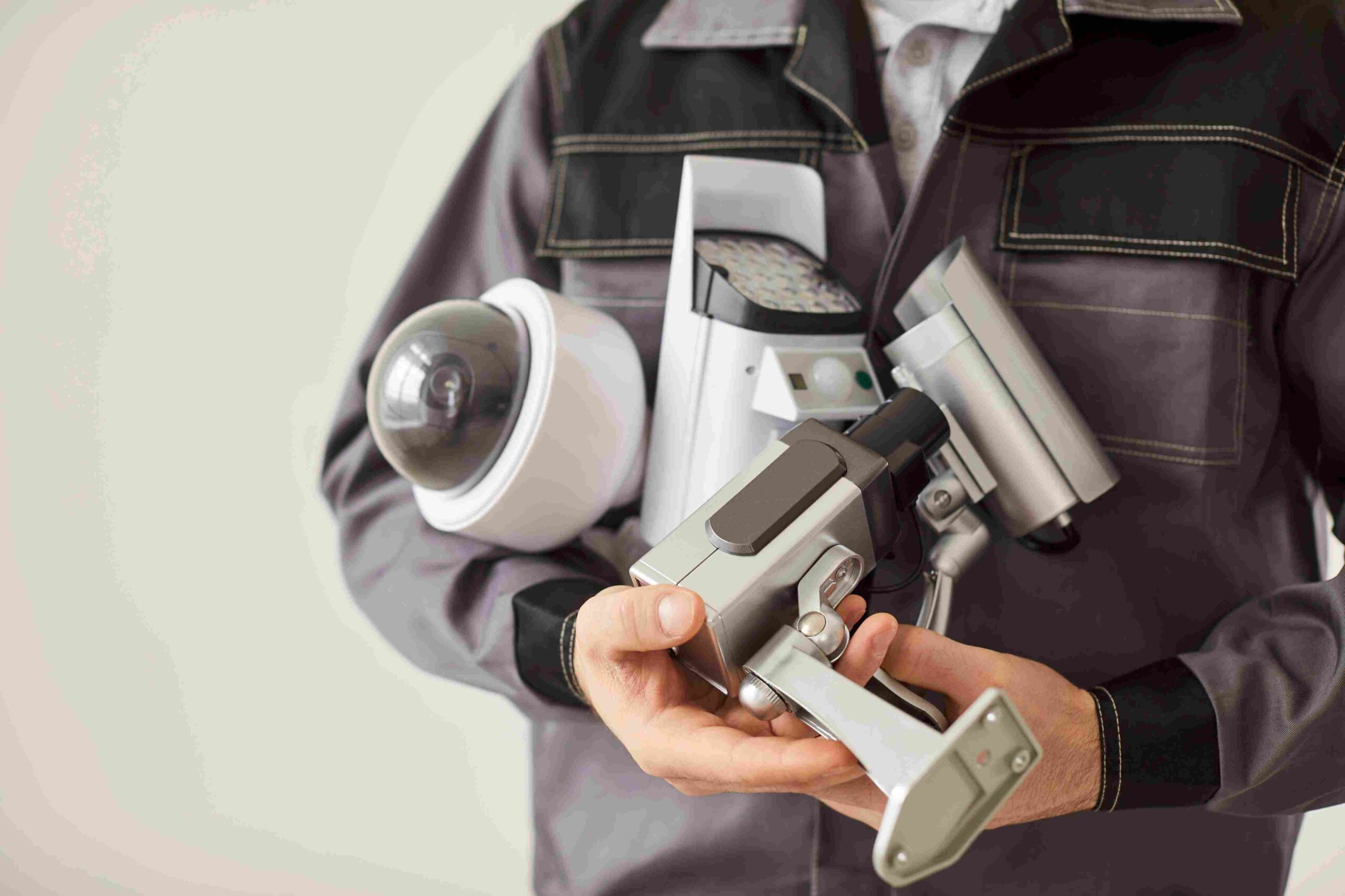 Tehničar drži sigurnosne kamere za video nadzor u rukama