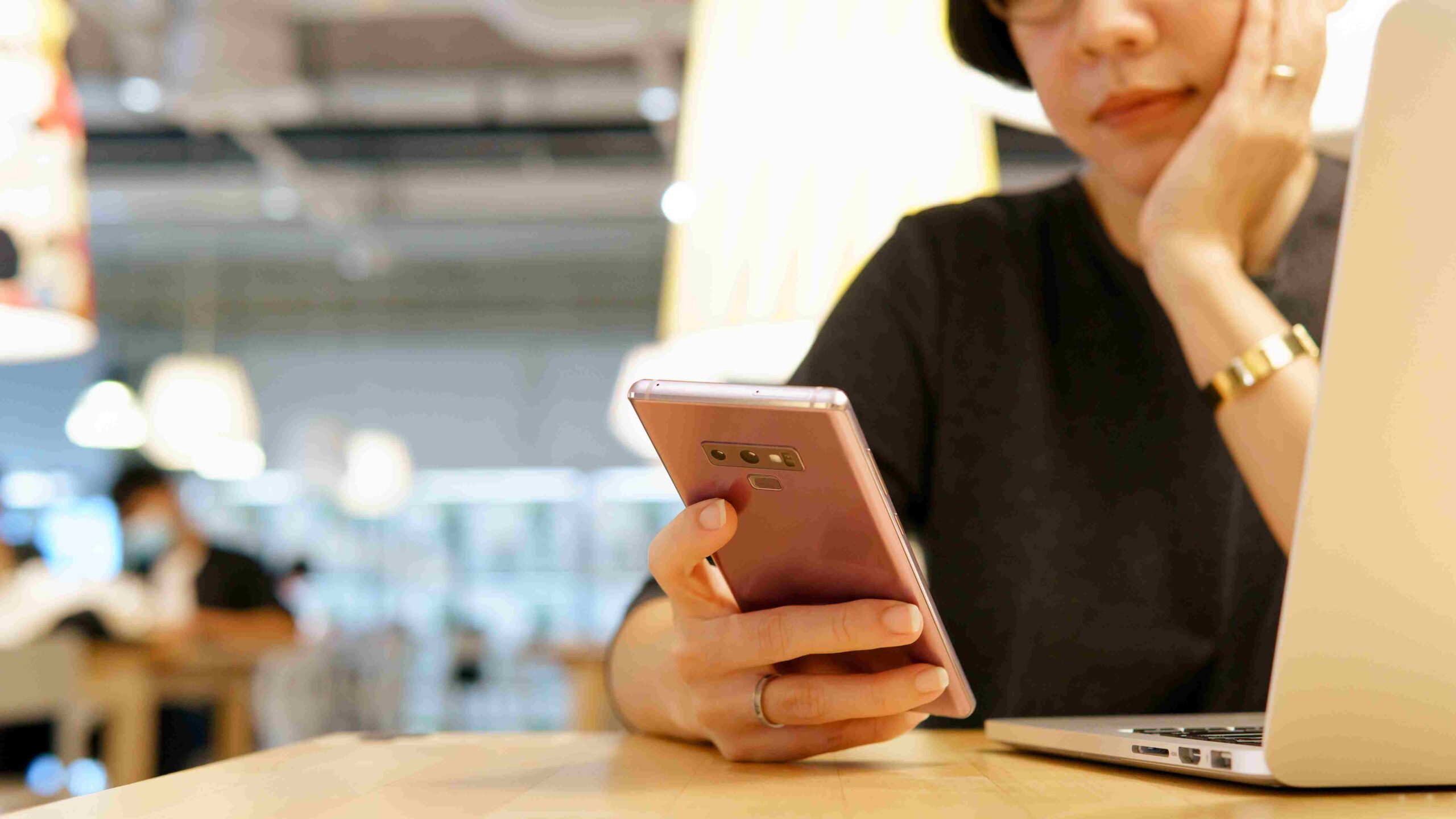 Žena proverava informacije o overi zdravstvene knjižice na telefonu