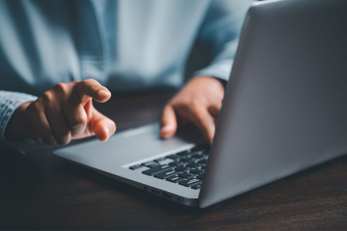 osoba koristi laptop
